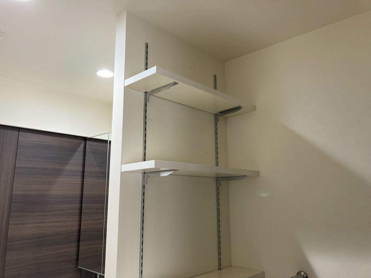 リフォーム前の洗面化粧台横の壁