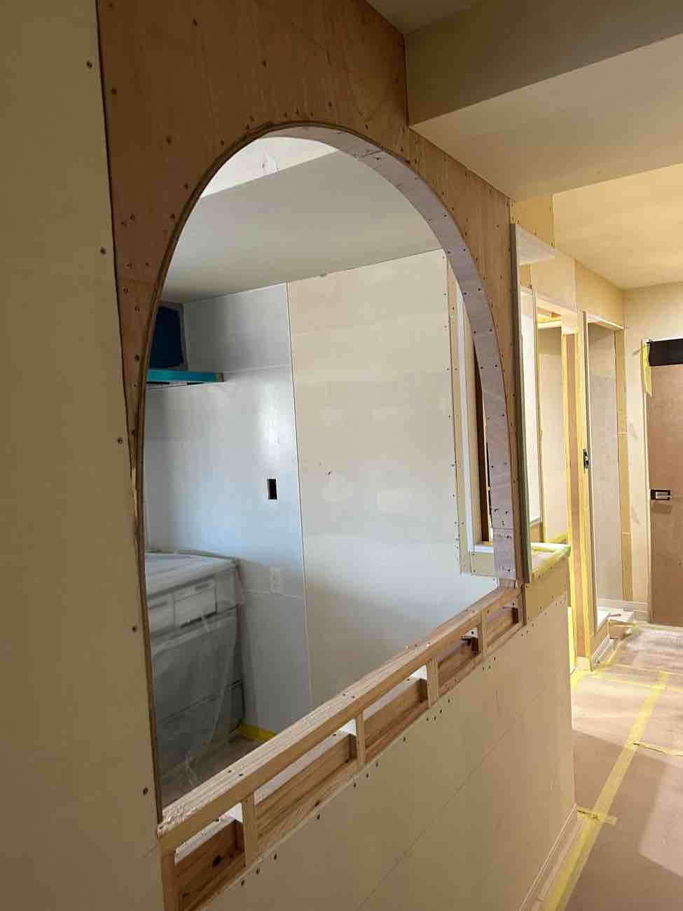 キッチンの背面の壁をR状に開口