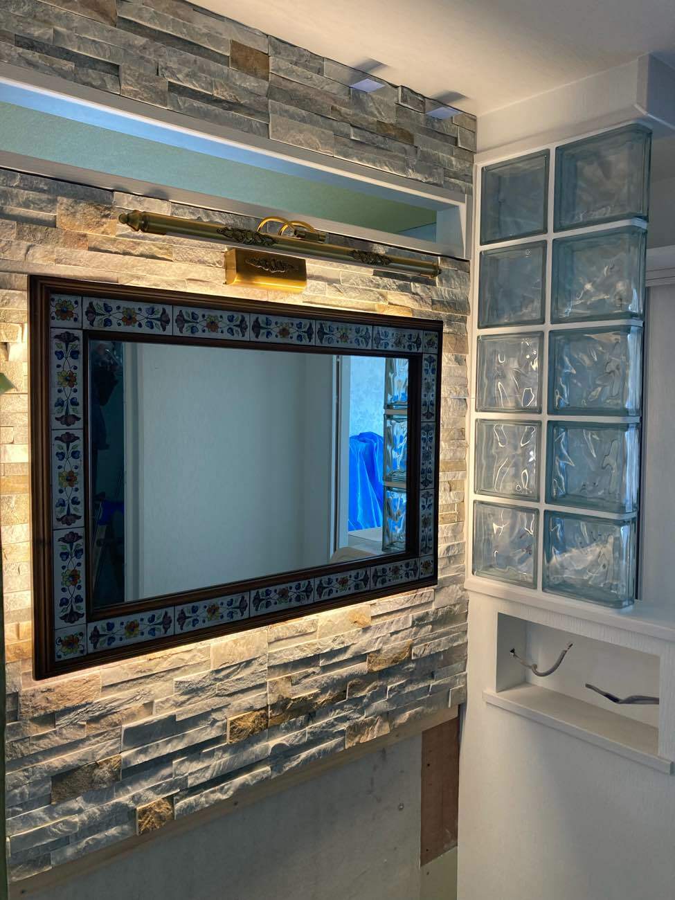 石積調タイルを使用した洗面化粧台