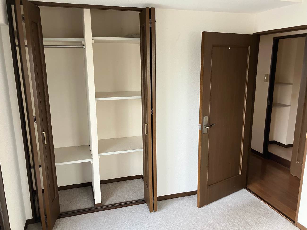 築年数を感じさせないホテルライクな住まい。上質グレーのリノベーション空間／長崎市／K様邸