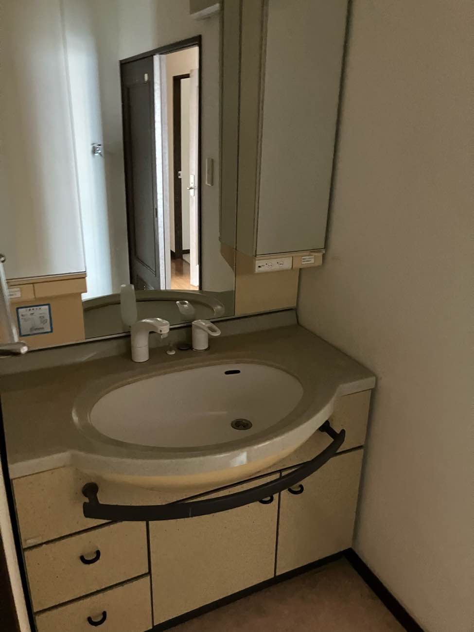 築年数を感じさせないホテルライクな住まい。上質グレーのリノベーション空間／長崎市／K様邸