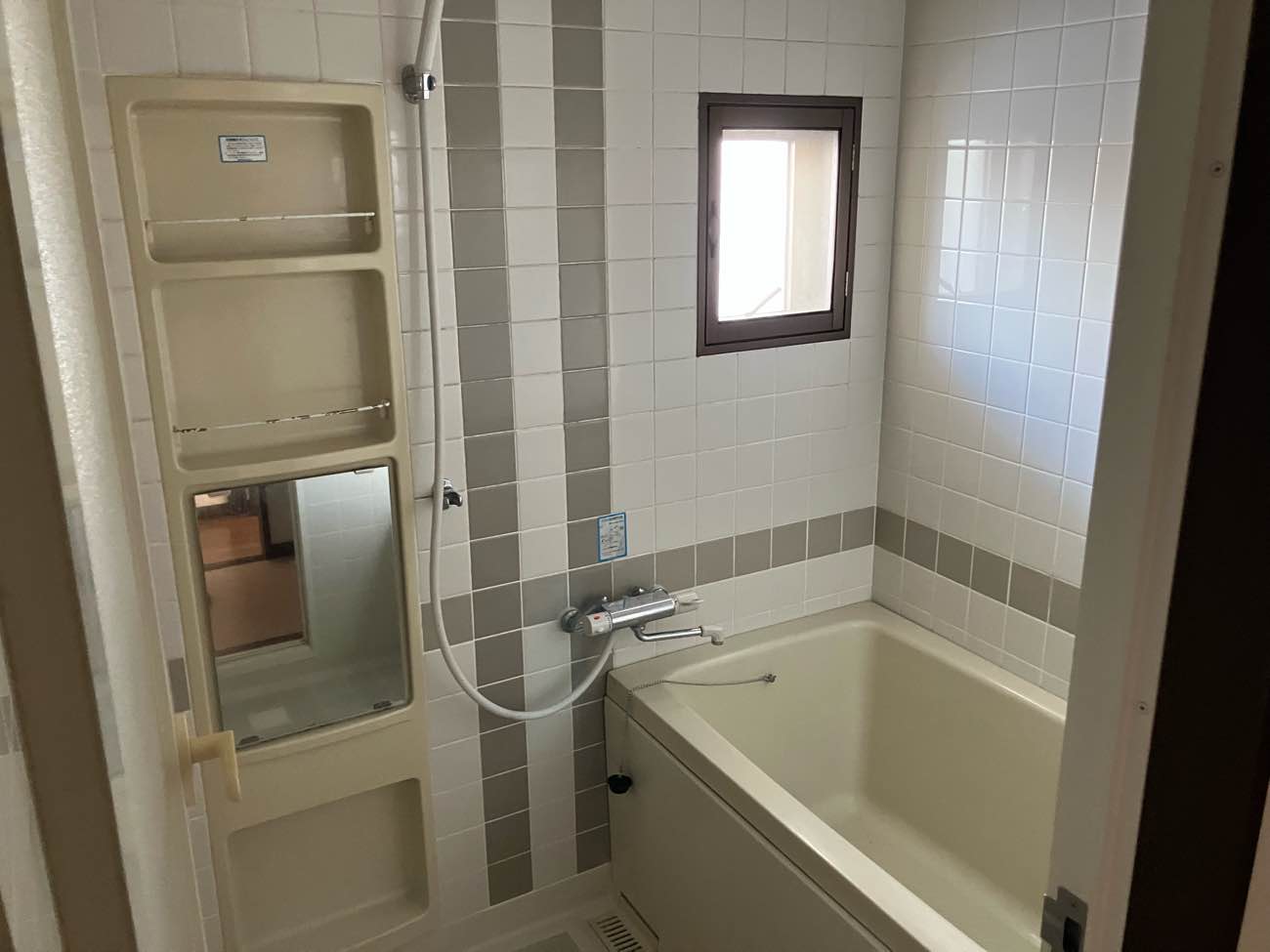 築年数を感じさせないホテルライクな住まい。上質グレーのリノベーション空間／長崎市／K様邸