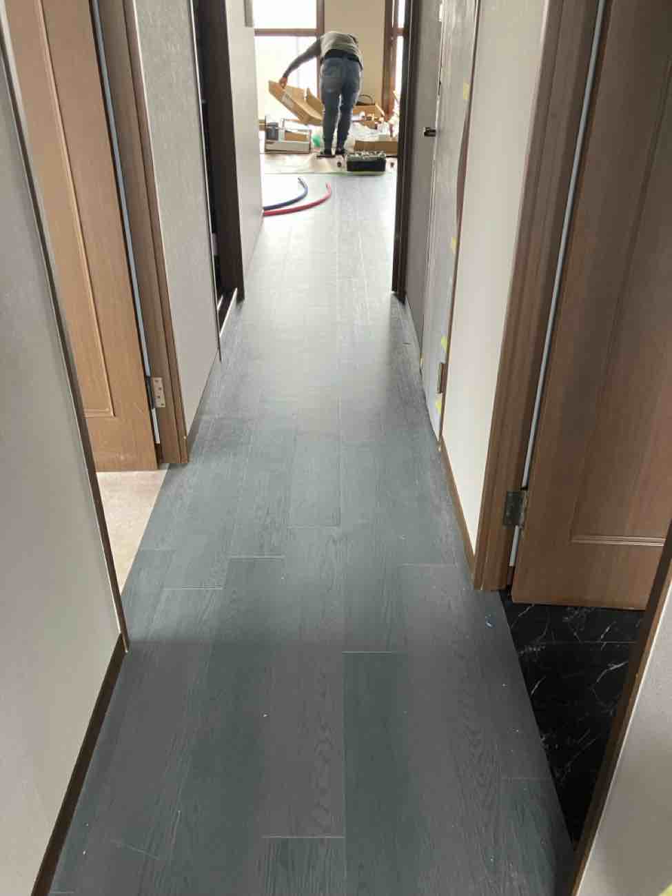 床は全面フロアタイル仕上げに