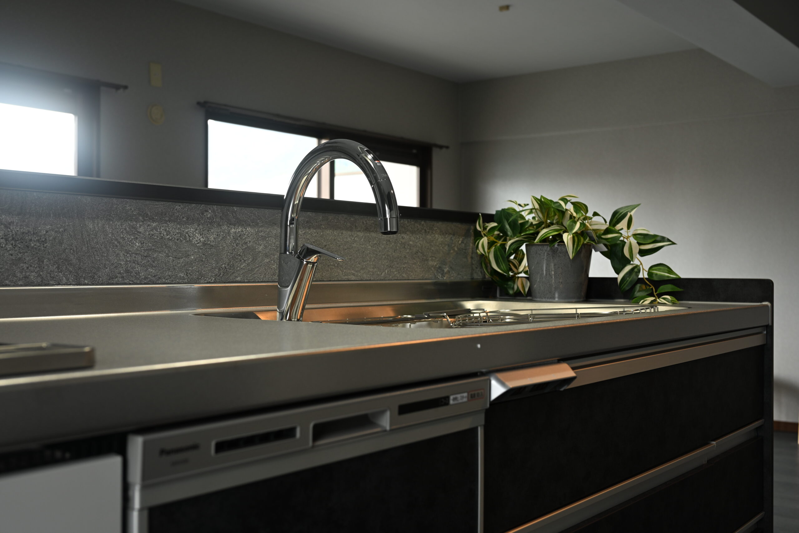 築年数を感じさせないホテルライクな住まい。上質グレーのリノベーション空間／長崎市／K様邸