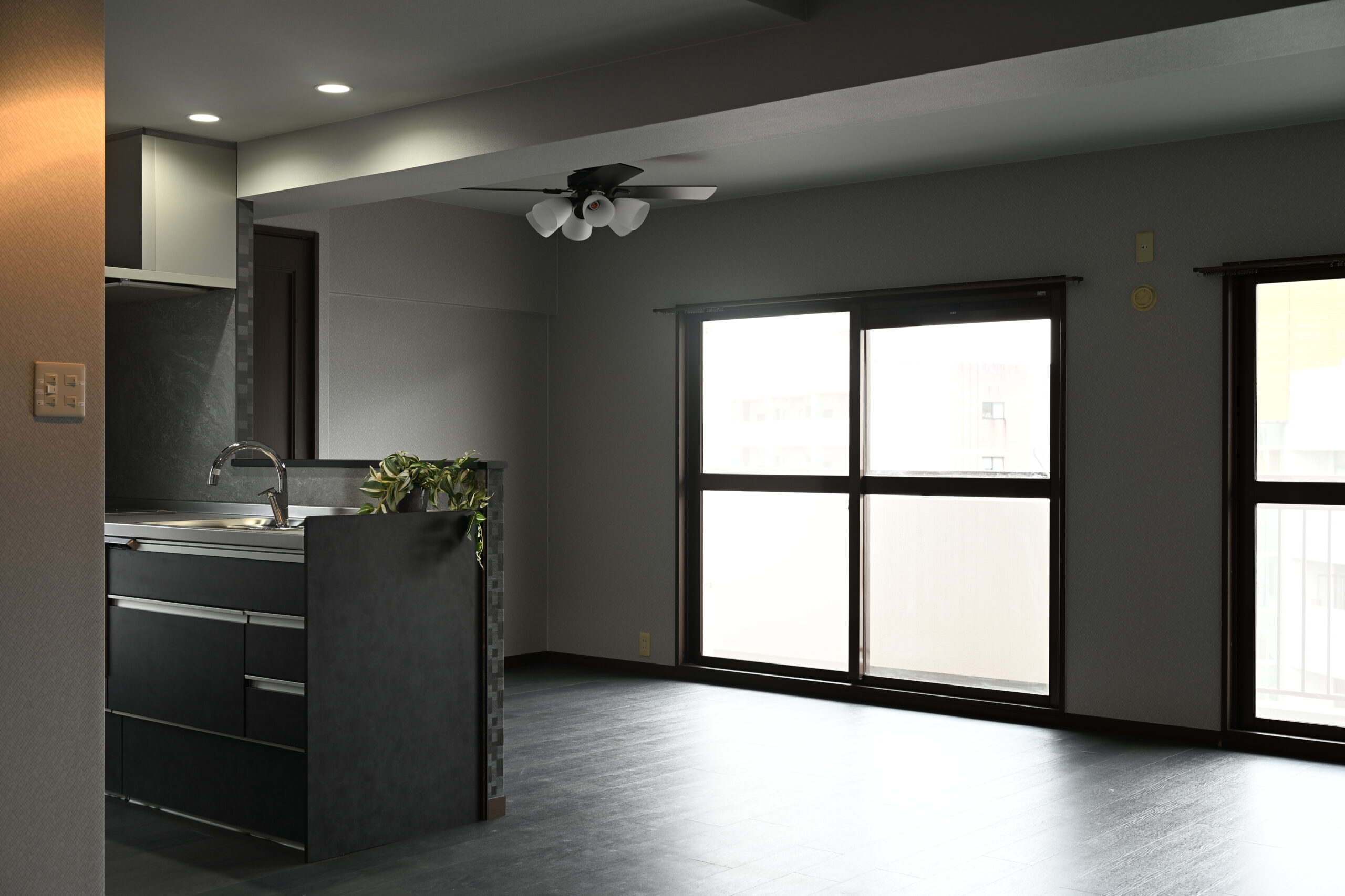 シックな内装のリビング