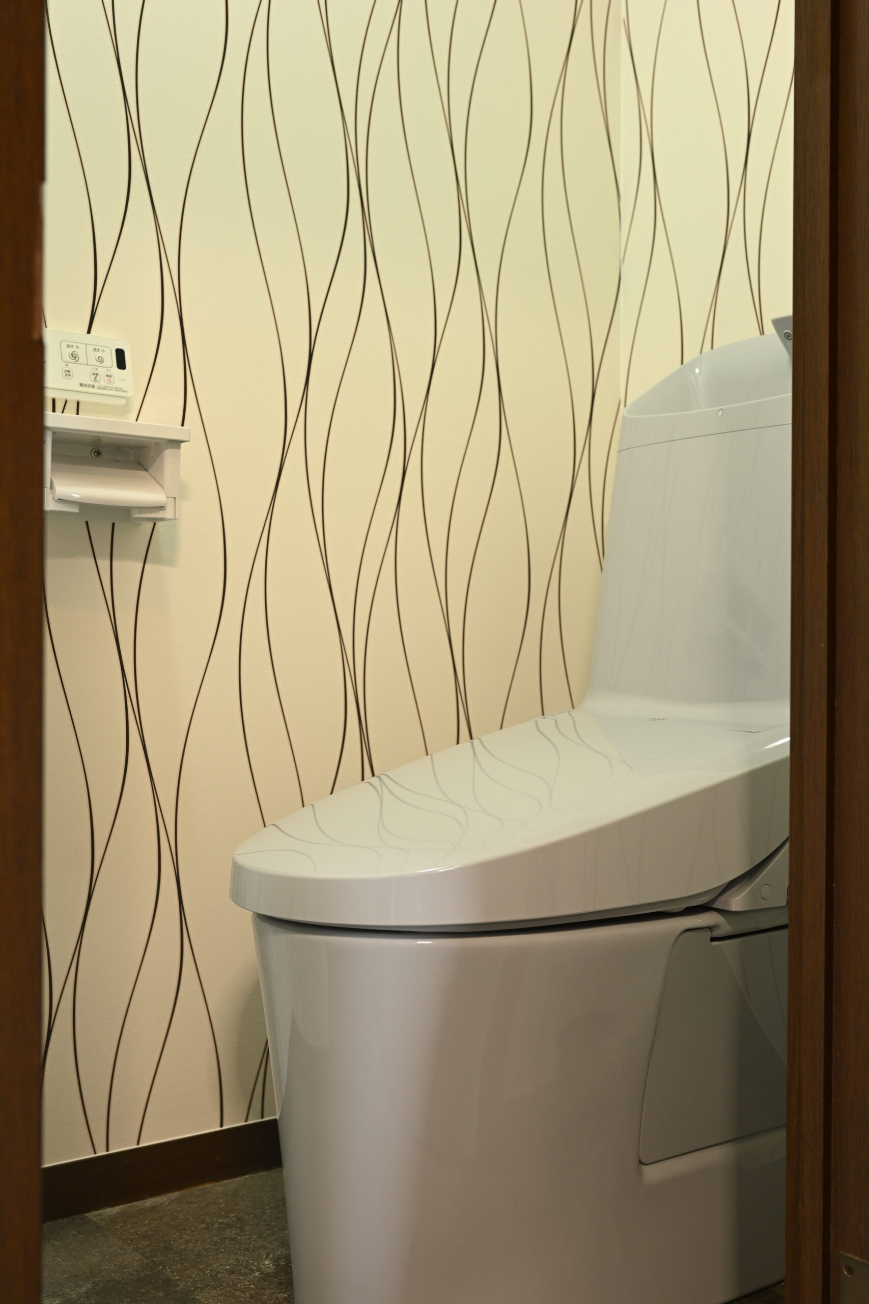 トイレにはモダンなクロスを採用