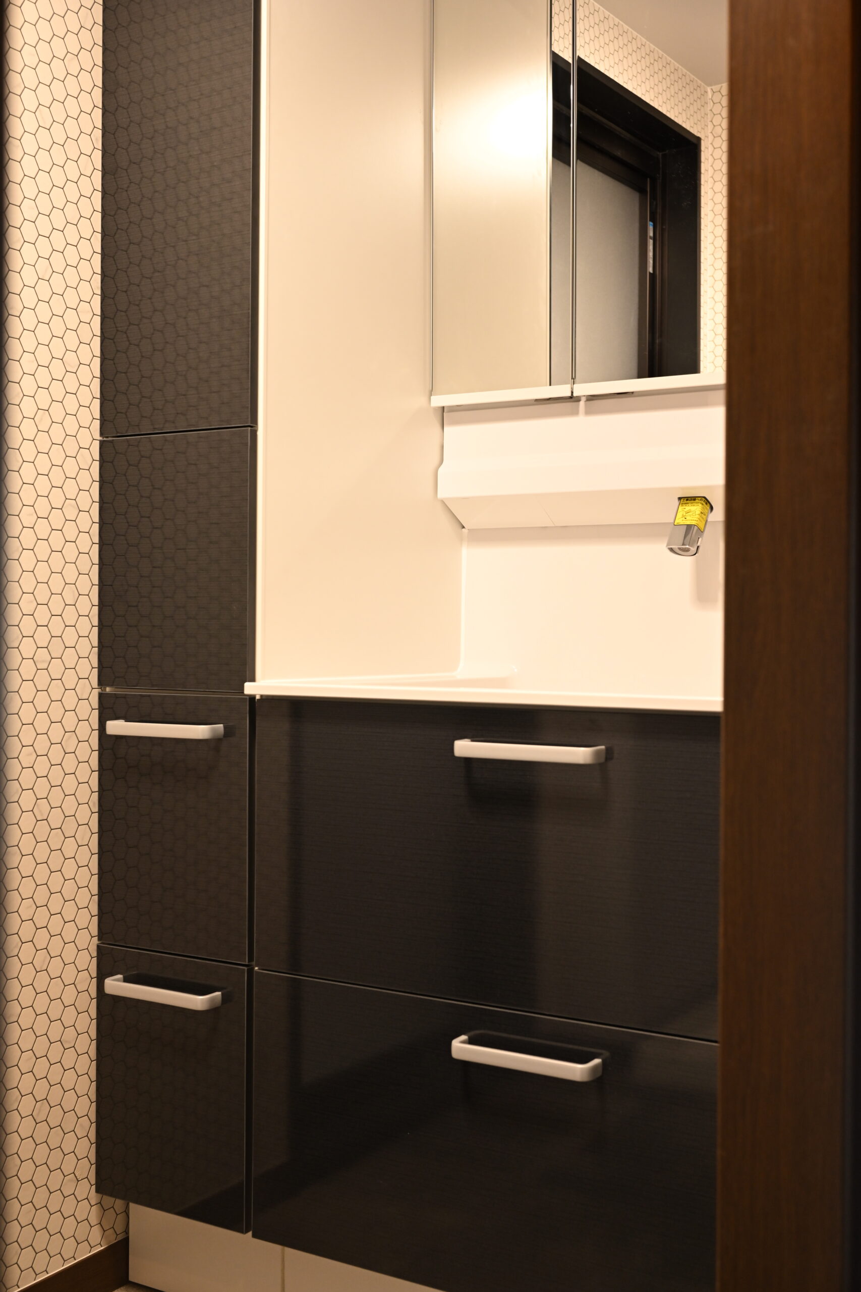 築年数を感じさせないホテルライクな住まい。上質グレーのリノベーション空間／長崎市／K様邸