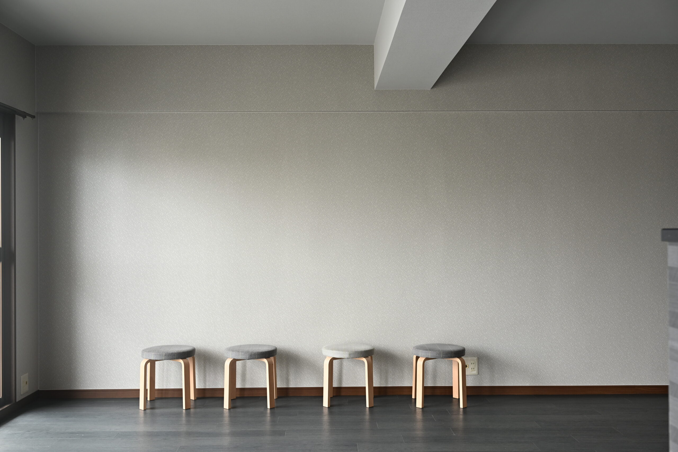 シックな色合いにまとめたリビング