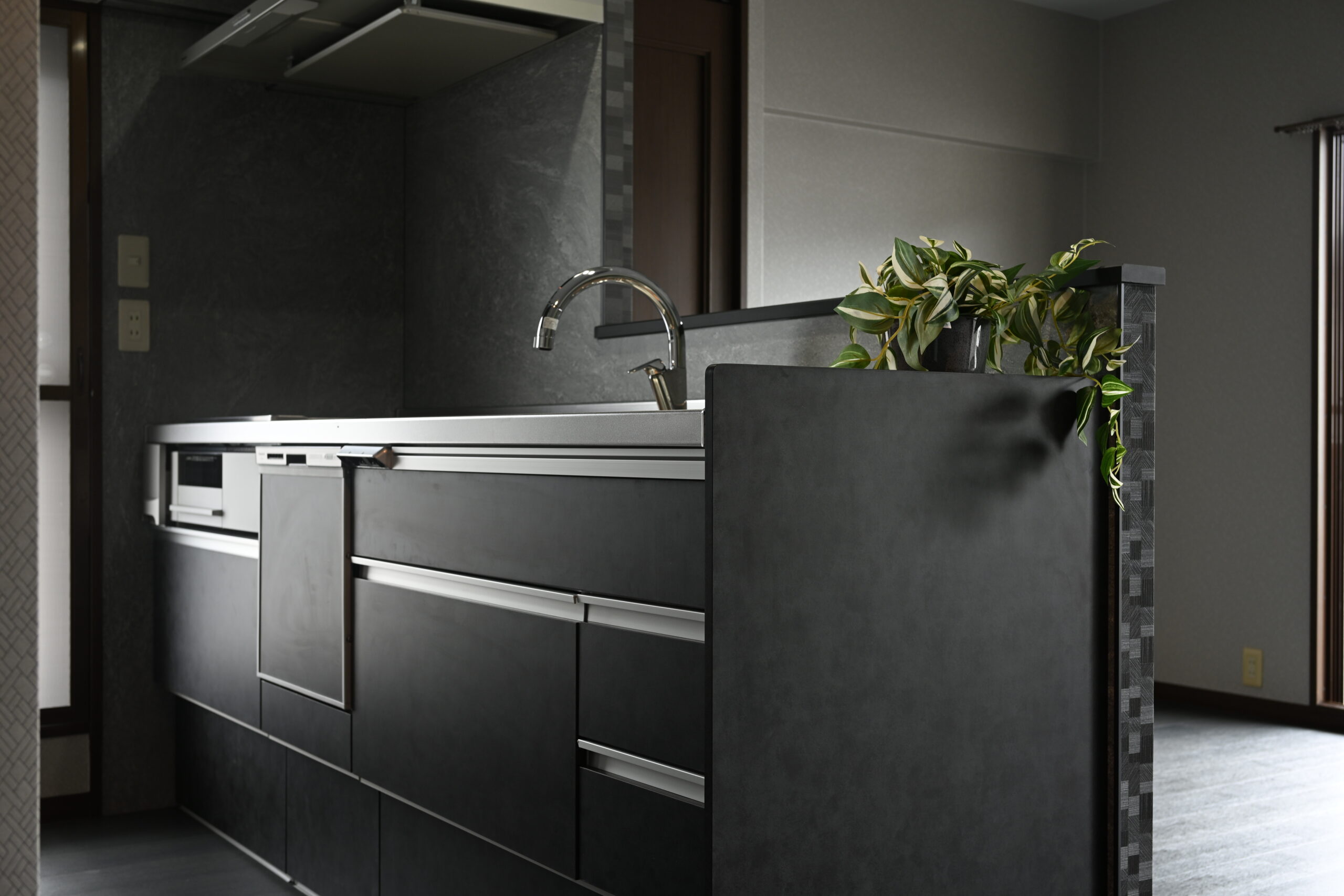 築年数を感じさせないホテルライクな住まい。上質グレーのリノベーション空間／長崎市／K様邸