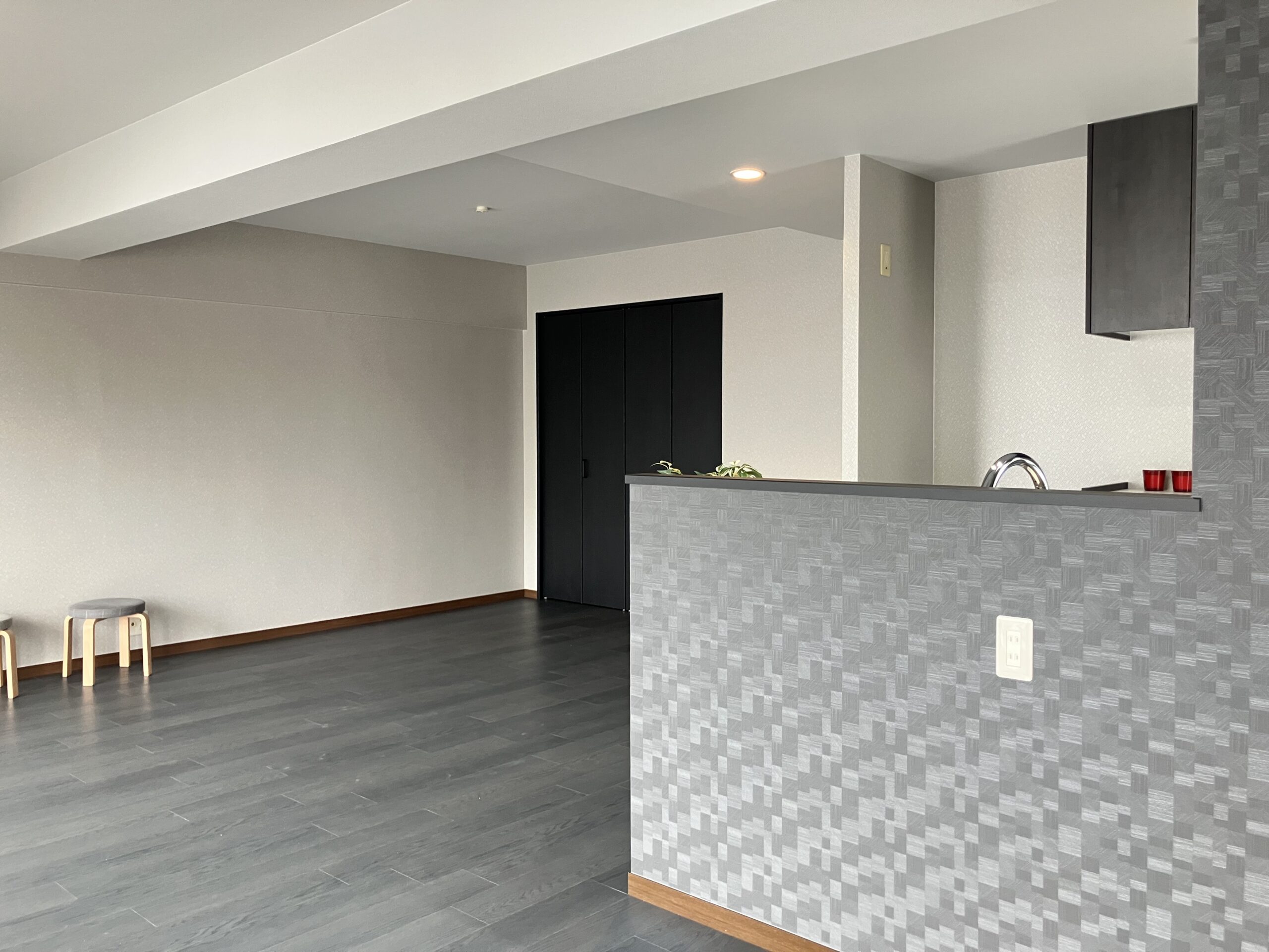 築年数を感じさせないホテルライクな住まい。上質グレーのリノベーション空間／長崎市／K様邸