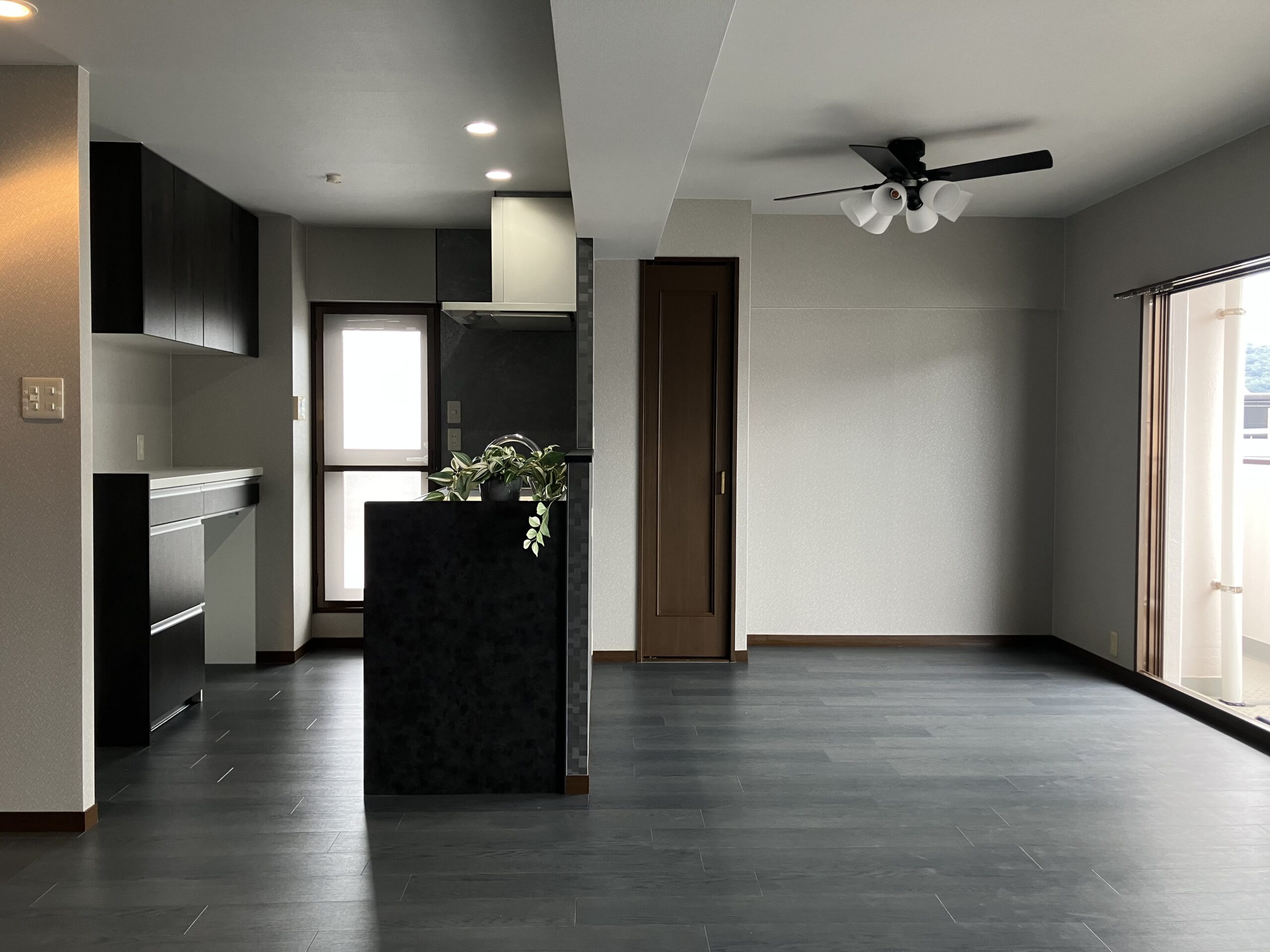 グレートーンのホテルライクなリビング