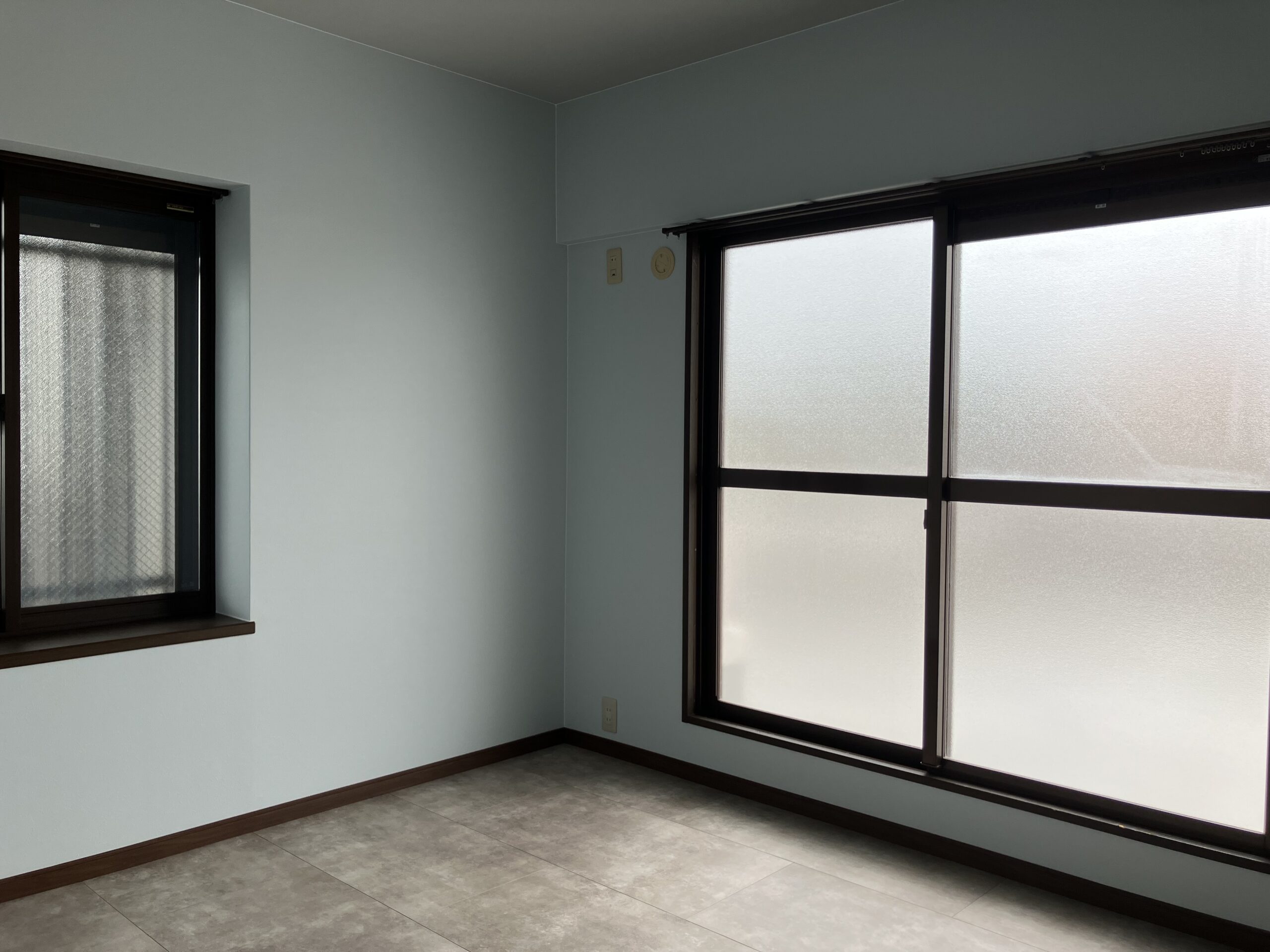 グレーのクロスでホテルライクな居室に