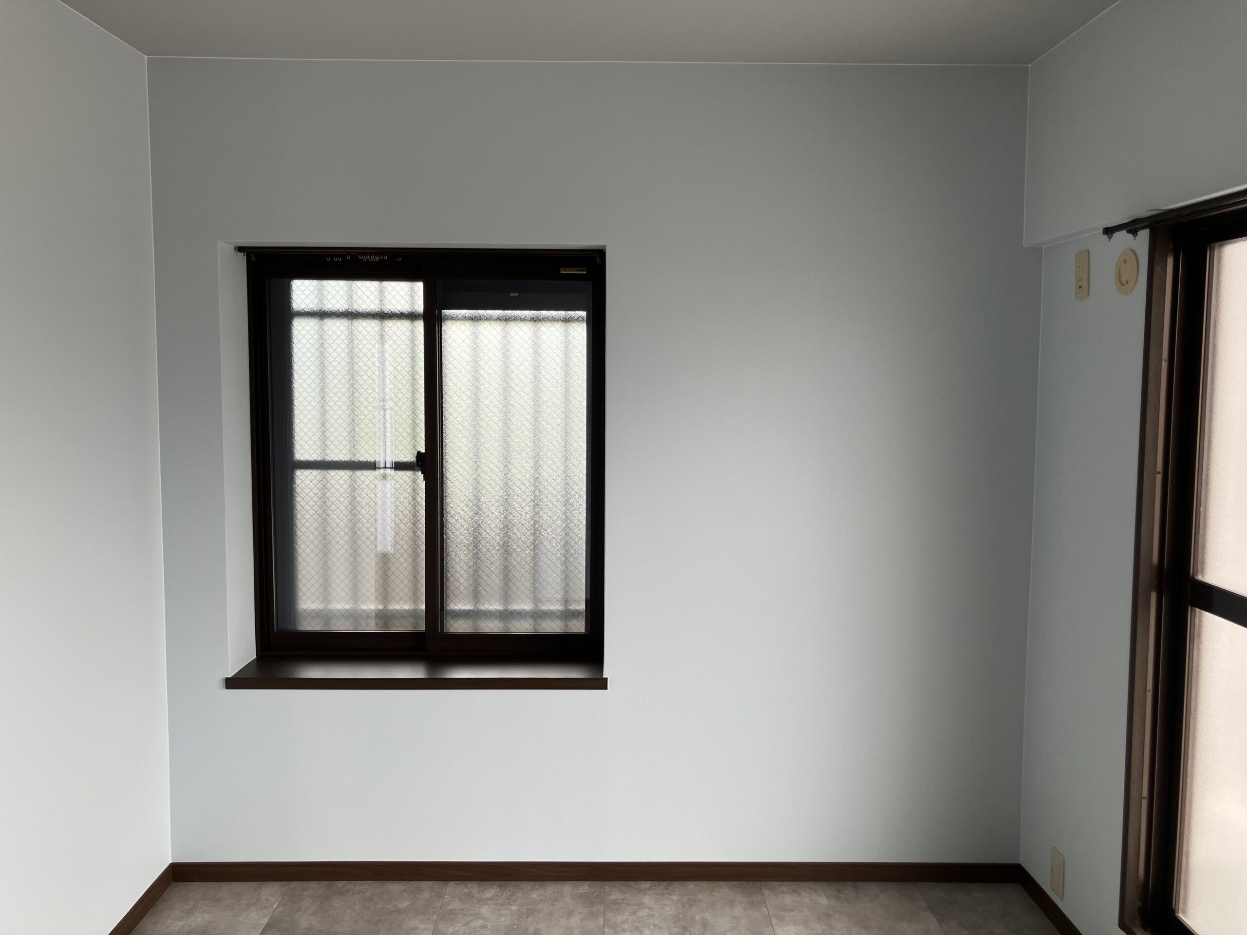 内窓を取り付けた洋室