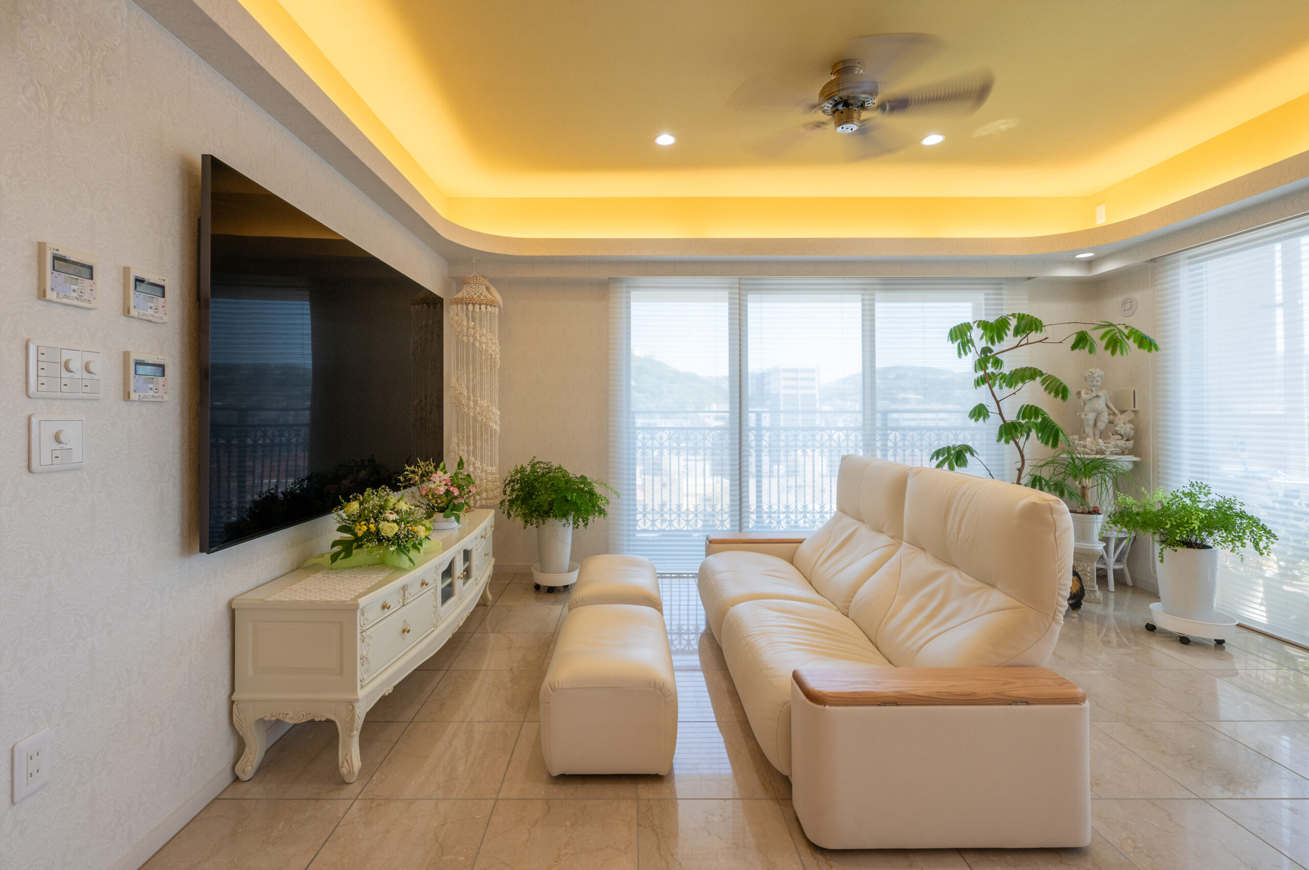 リビングを優しい光で包み込む間接照明