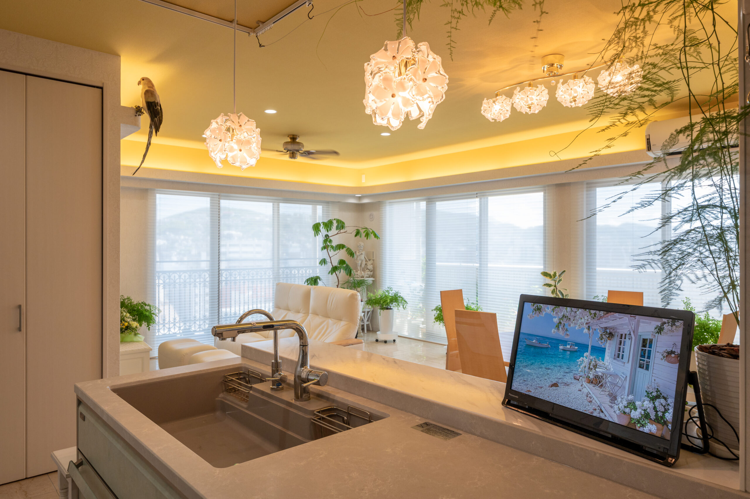 柔らかな曲線美と光の調律。ホテルライクな上質空間で叶えるマンションリフォーム／長崎市／K様邸