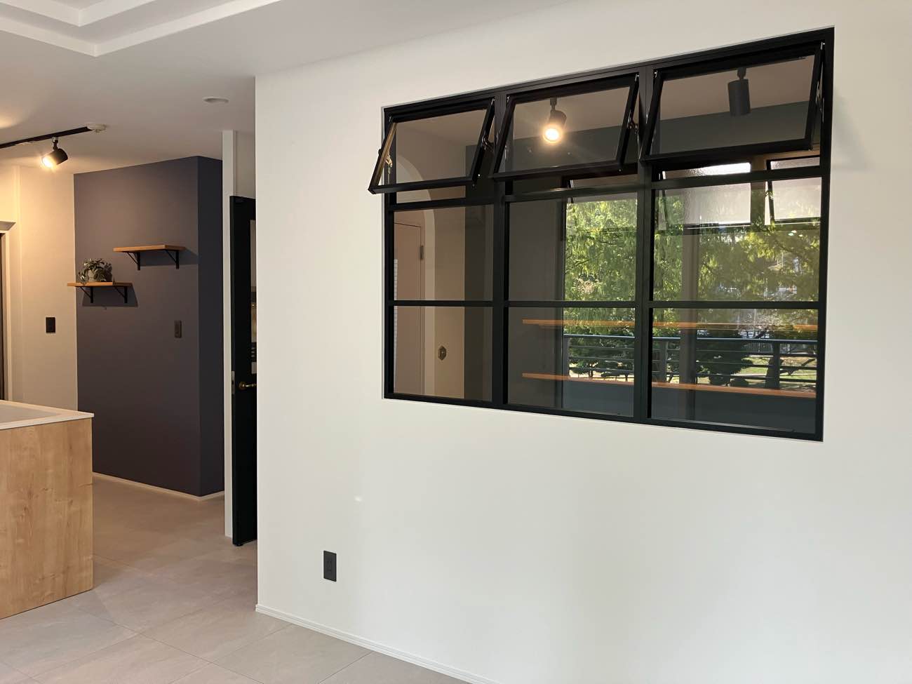 やさしい木質感とアイアンが調和するマンションリノベーション／O様邸