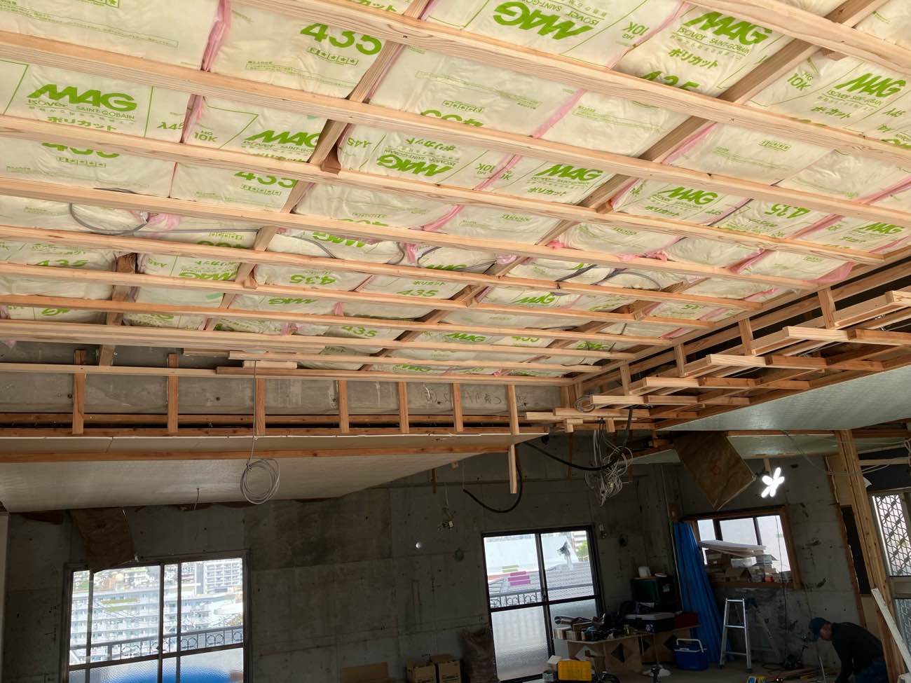 断熱材を敷き込む様子