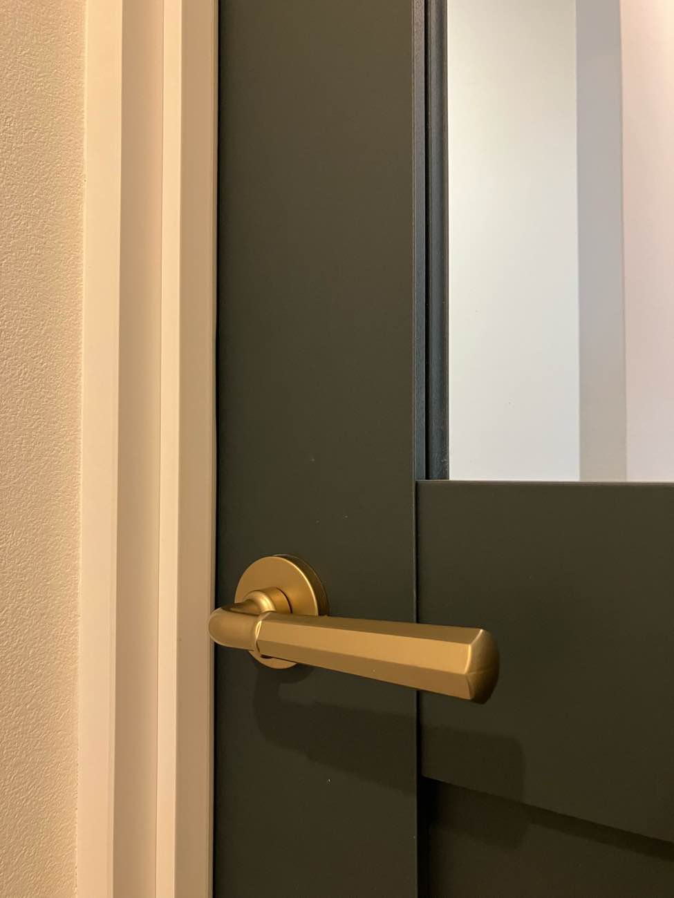 やさしい木質感とアイアンが調和するマンションリノベーション／O様邸