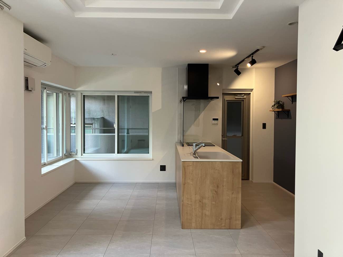 やさしい木質感とアイアンが調和するマンションリノベーション／O様邸