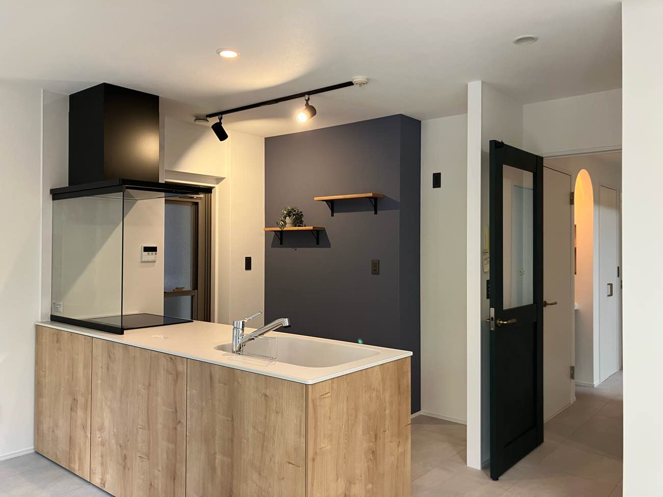 やさしい木質感とアイアンが調和するマンションリノベーション／O様邸