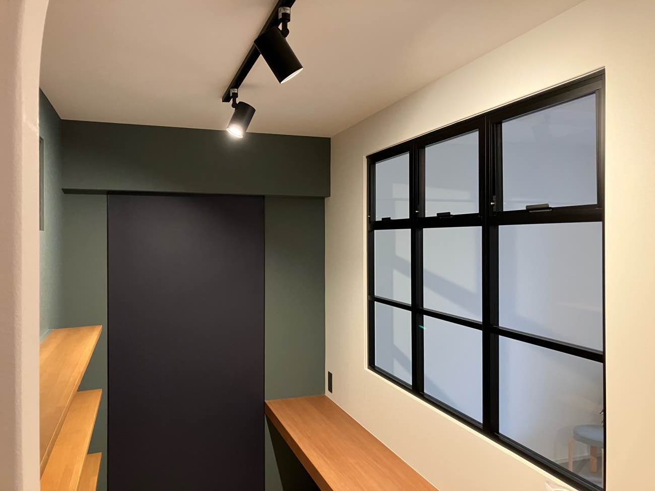 やさしい木質感とアイアンが調和するマンションリノベーション／O様邸