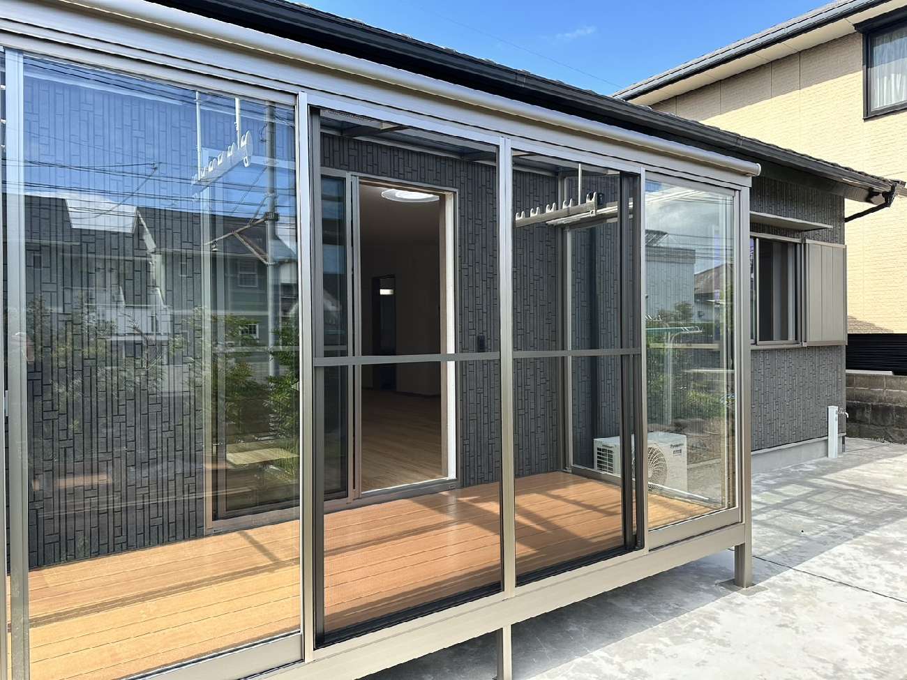 ヒノキの無垢床と塗装仕上げ。質感とあたたかさを大切にした平屋の住まい／H様邸