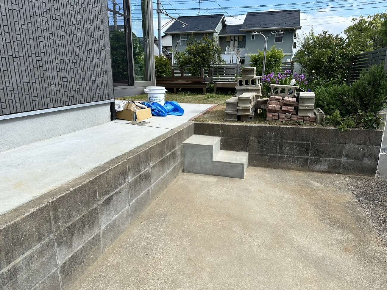 階段を設けた駐車スペース