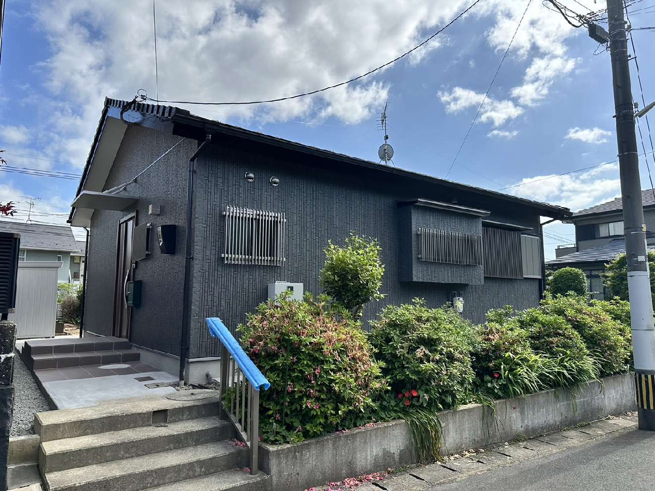 ヒノキの無垢床と塗装仕上げ。質感とあたたかさを大切にした平屋の住まい／H様邸