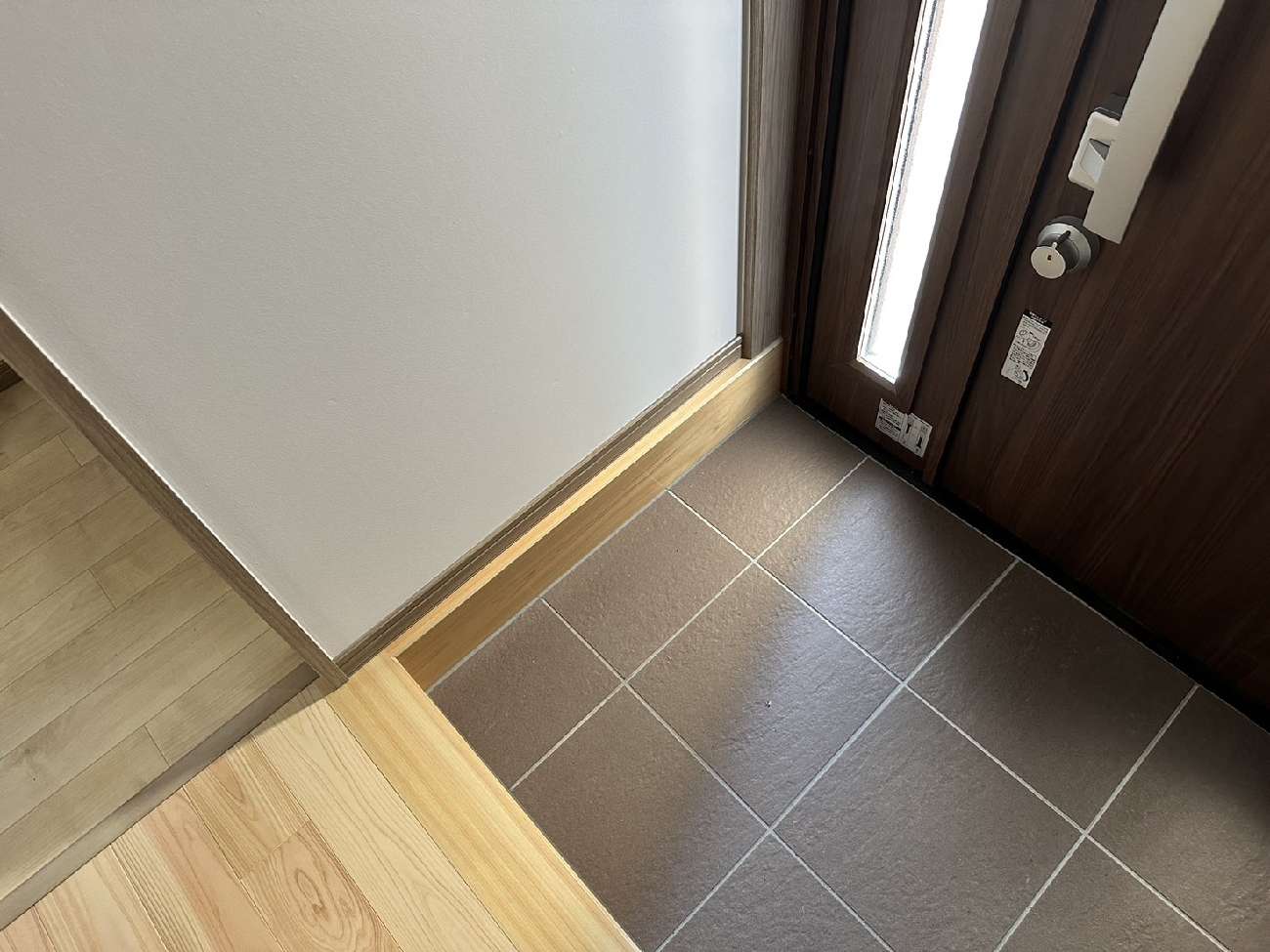 ヒノキの無垢床と塗装仕上げ。質感とあたたかさを大切にした平屋の住まい／H様邸