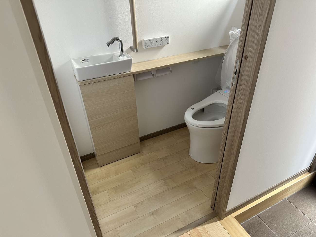 ヒノキの無垢床と塗装仕上げ。質感とあたたかさを大切にした平屋の住まい／H様邸