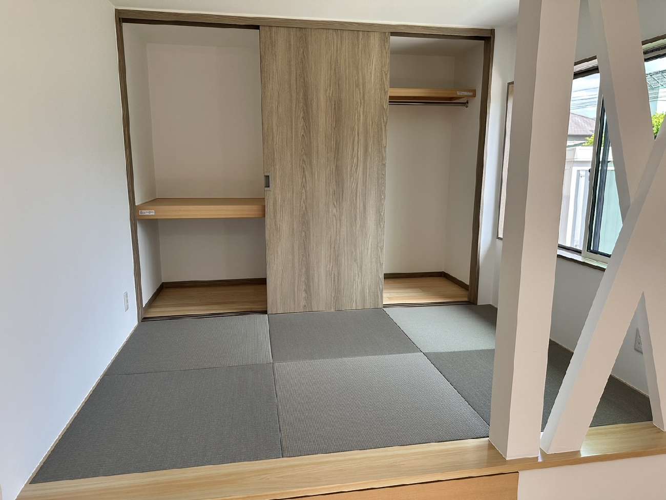 ヒノキの無垢床と塗装仕上げ。質感とあたたかさを大切にした平屋の住まい／H様邸