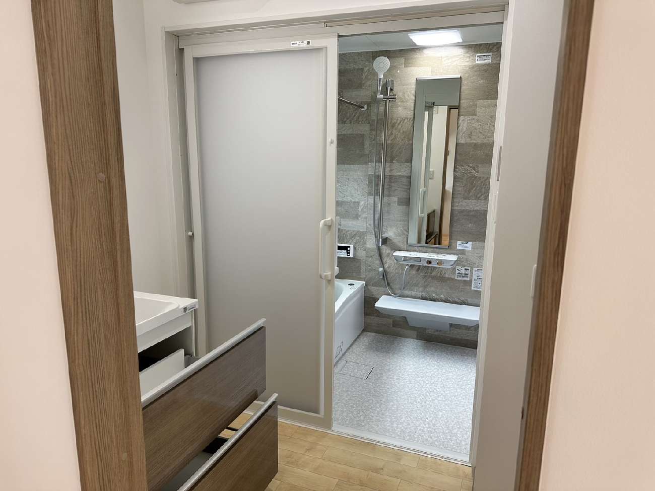 ヒノキの無垢床と塗装仕上げ。質感とあたたかさを大切にした平屋の住まい／H様邸