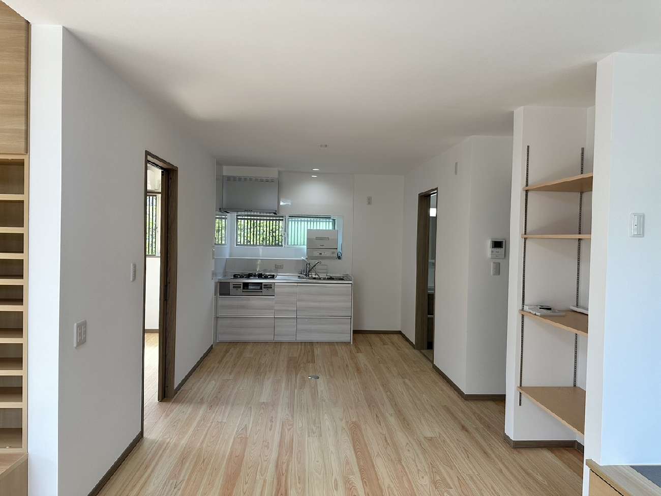 ヒノキの無垢床と塗装仕上げ。質感とあたたかさを大切にした平屋の住まい／H様邸