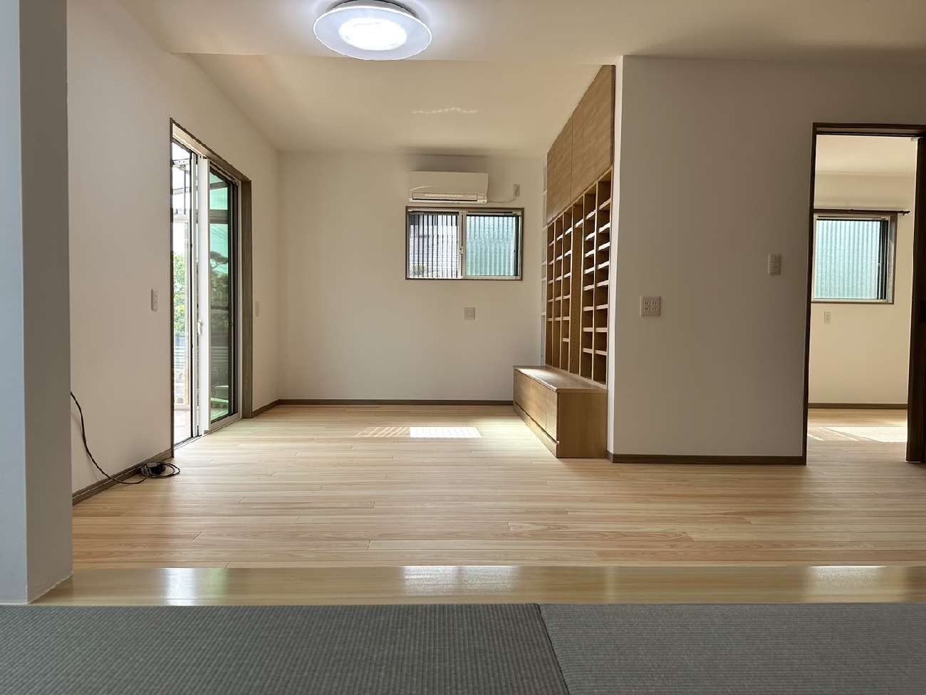 ヒノキの無垢床と塗装仕上げ。質感とあたたかさを大切にした平屋の住まい／H様邸