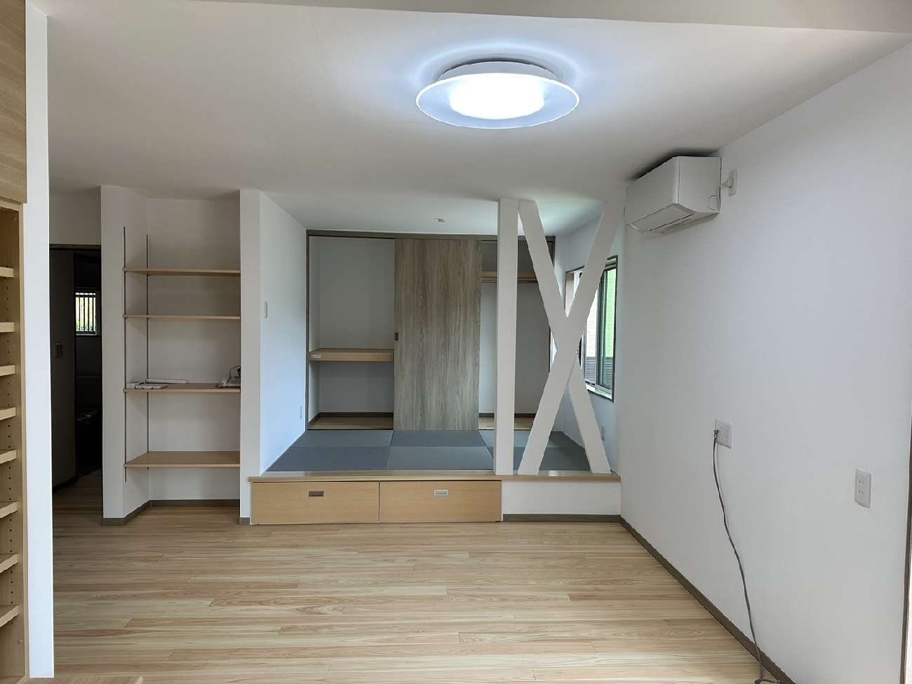 ヒノキの無垢床と塗装仕上げ。質感とあたたかさを大切にした平屋の住まい／H様邸