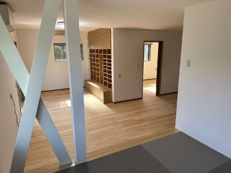 ヒノキの無垢床と塗装仕上げ。質感とあたたかさを大切にした平屋の住まい／H様邸