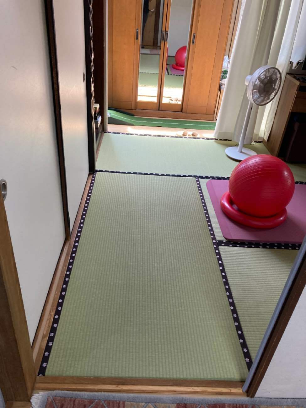 ヒノキの無垢床と塗装仕上げ。質感とあたたかさを大切にした平屋の住まい／H様邸