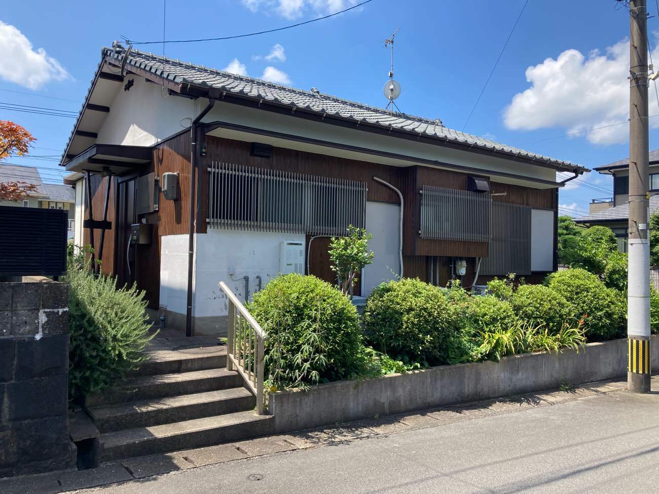 ヒノキの無垢床と塗装仕上げ。質感とあたたかさを大切にした平屋の住まい／H様邸