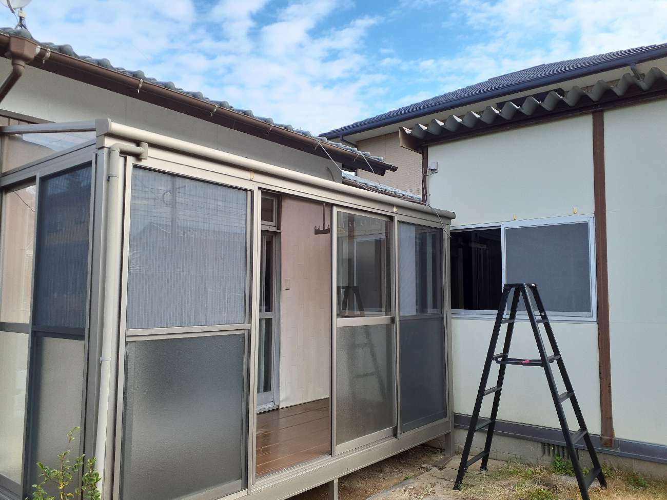 ヒノキの無垢床と塗装仕上げ。質感とあたたかさを大切にした平屋の住まい／H様邸