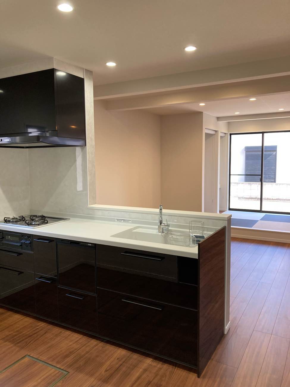 リノベーション後のキッチンから見たリビング