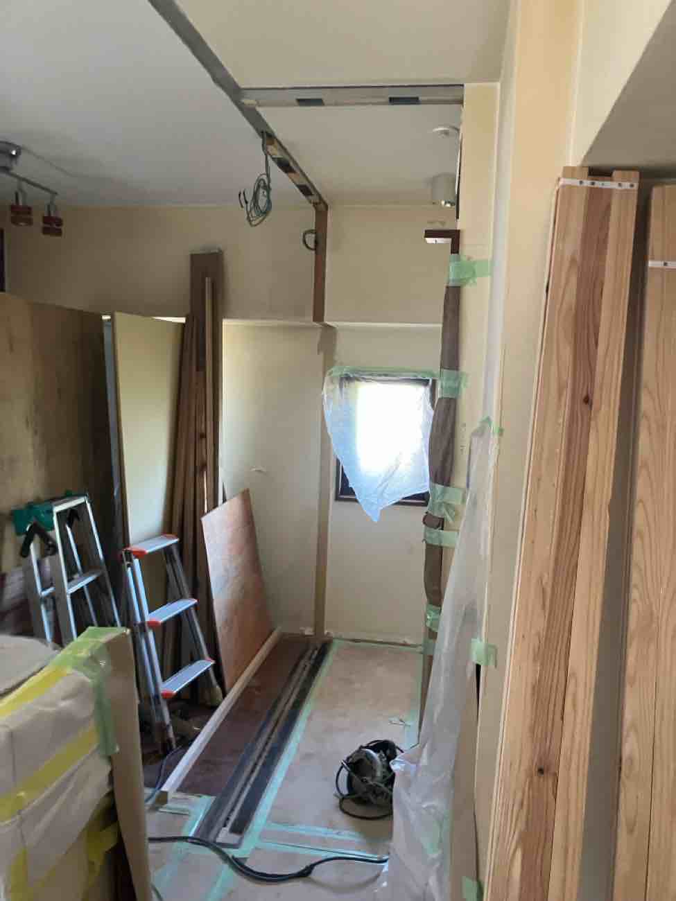 キッチンとパントリーを隔てる壁を取り払っている様子