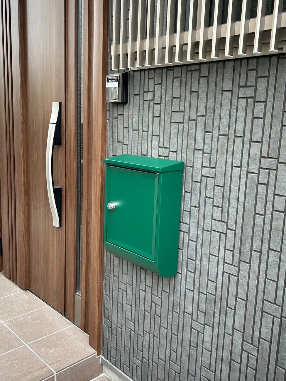 アクセントにもなる鮮やかなポスト