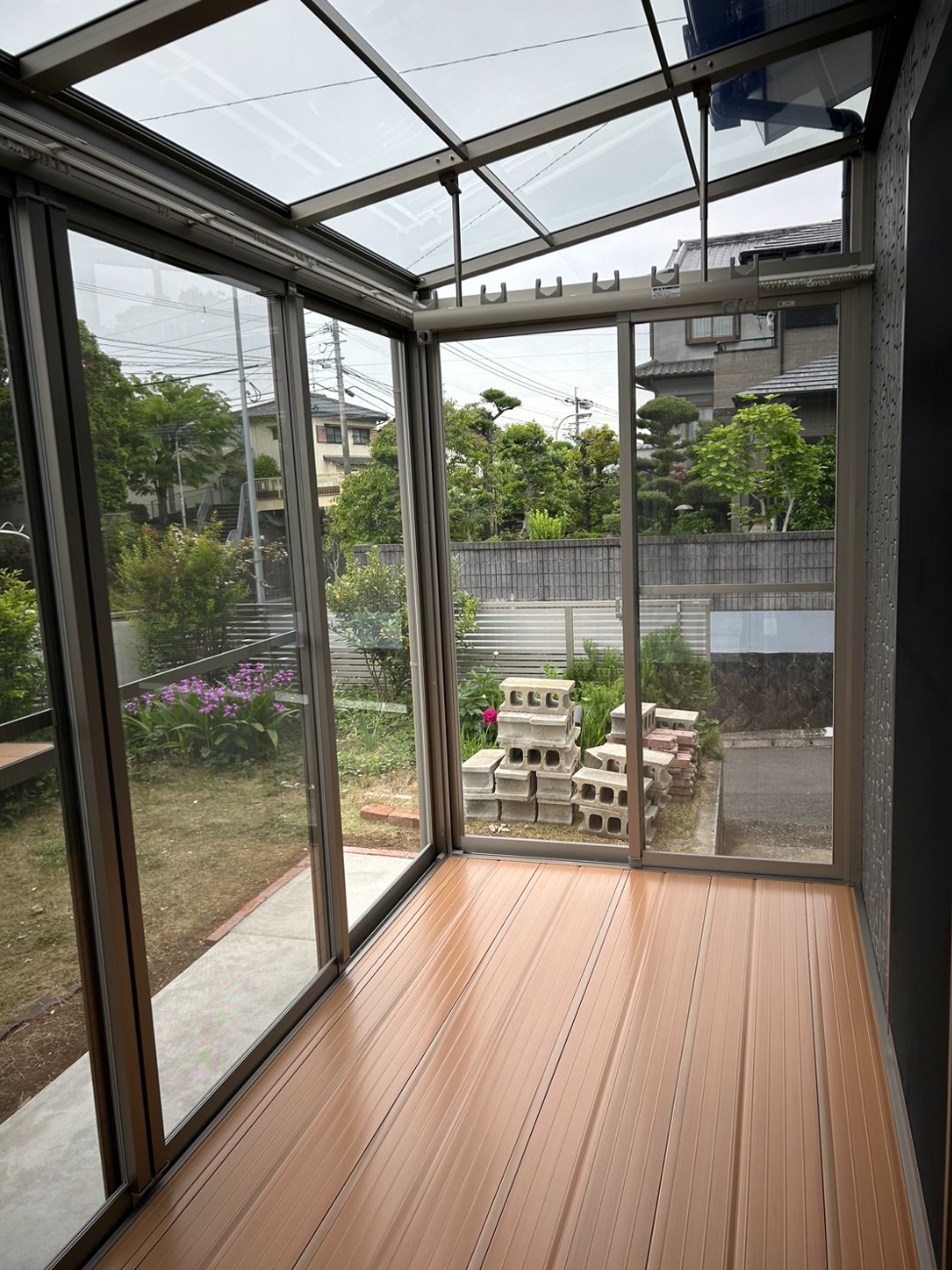 ヒノキの無垢床と塗装仕上げ。質感とあたたかさを大切にした平屋の住まい／H様邸