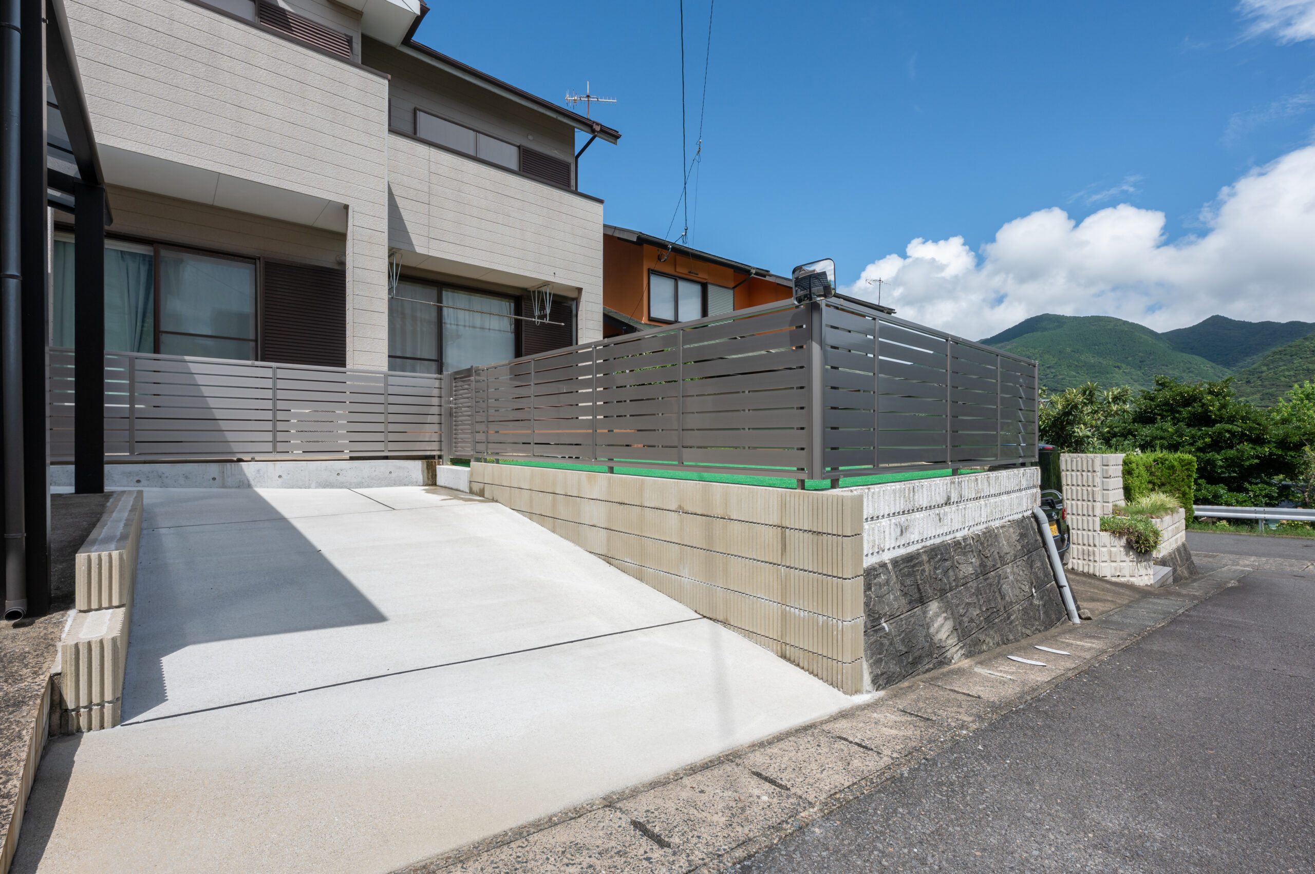 庭を整理して実現した、ゆとりある駐車場計画／H様邸