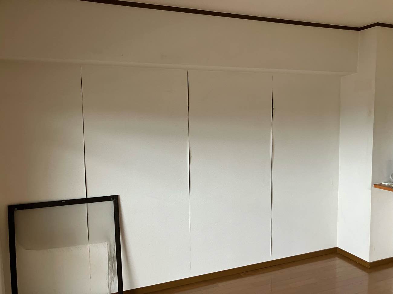 壁紙が剥がれている様子