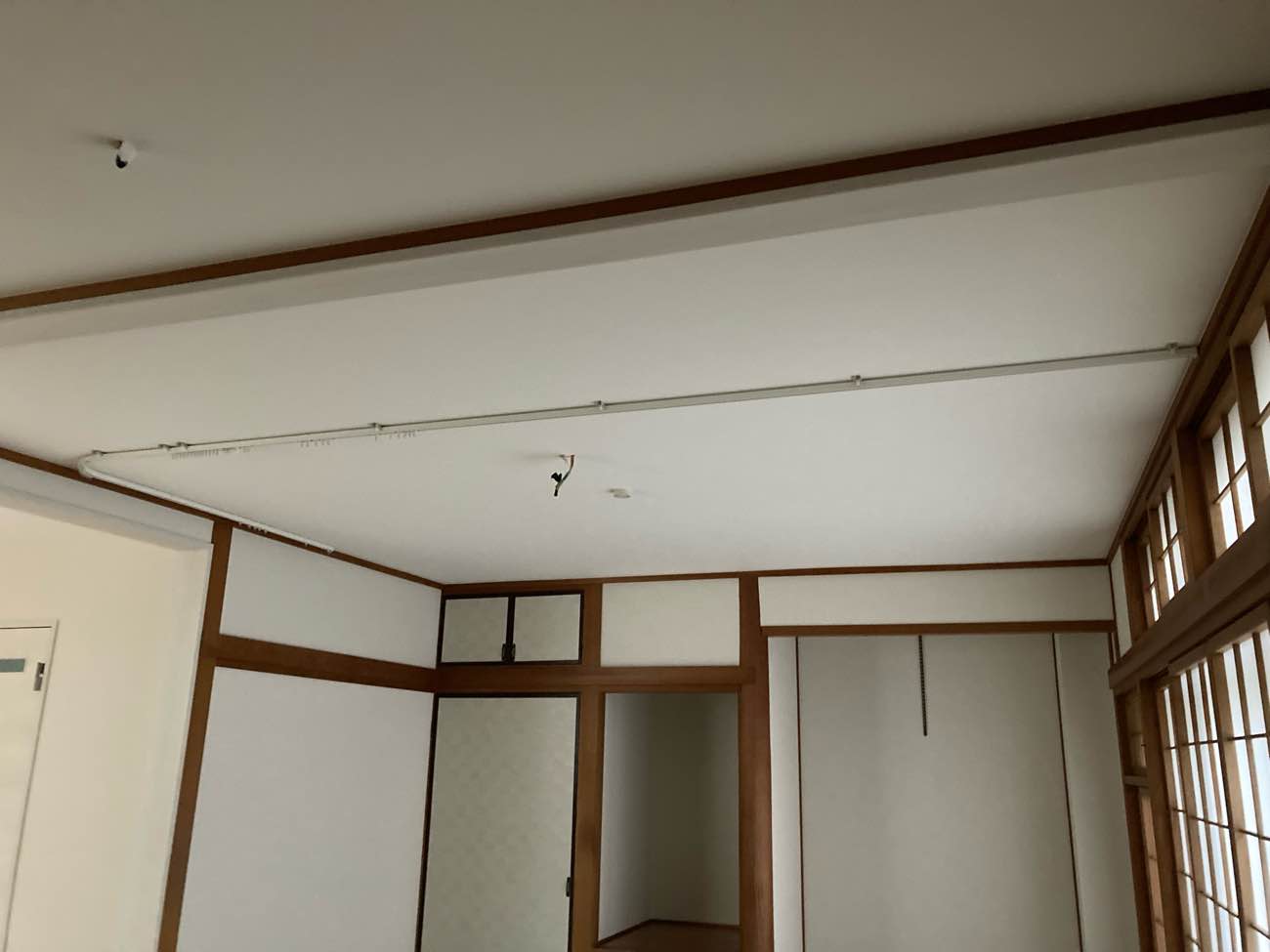 和室にカーテンレールを設置