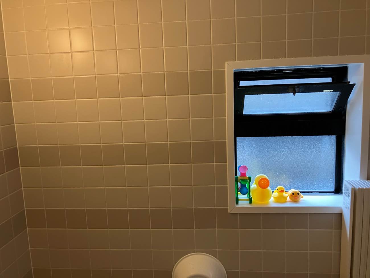 お気に入りのキッチン空間へ。造作カウンターとクロス選びにこだわったリフォーム