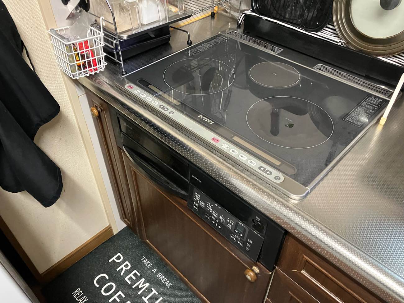 お気に入りのキッチン空間へ。造作カウンターとクロス選びにこだわったリフォーム