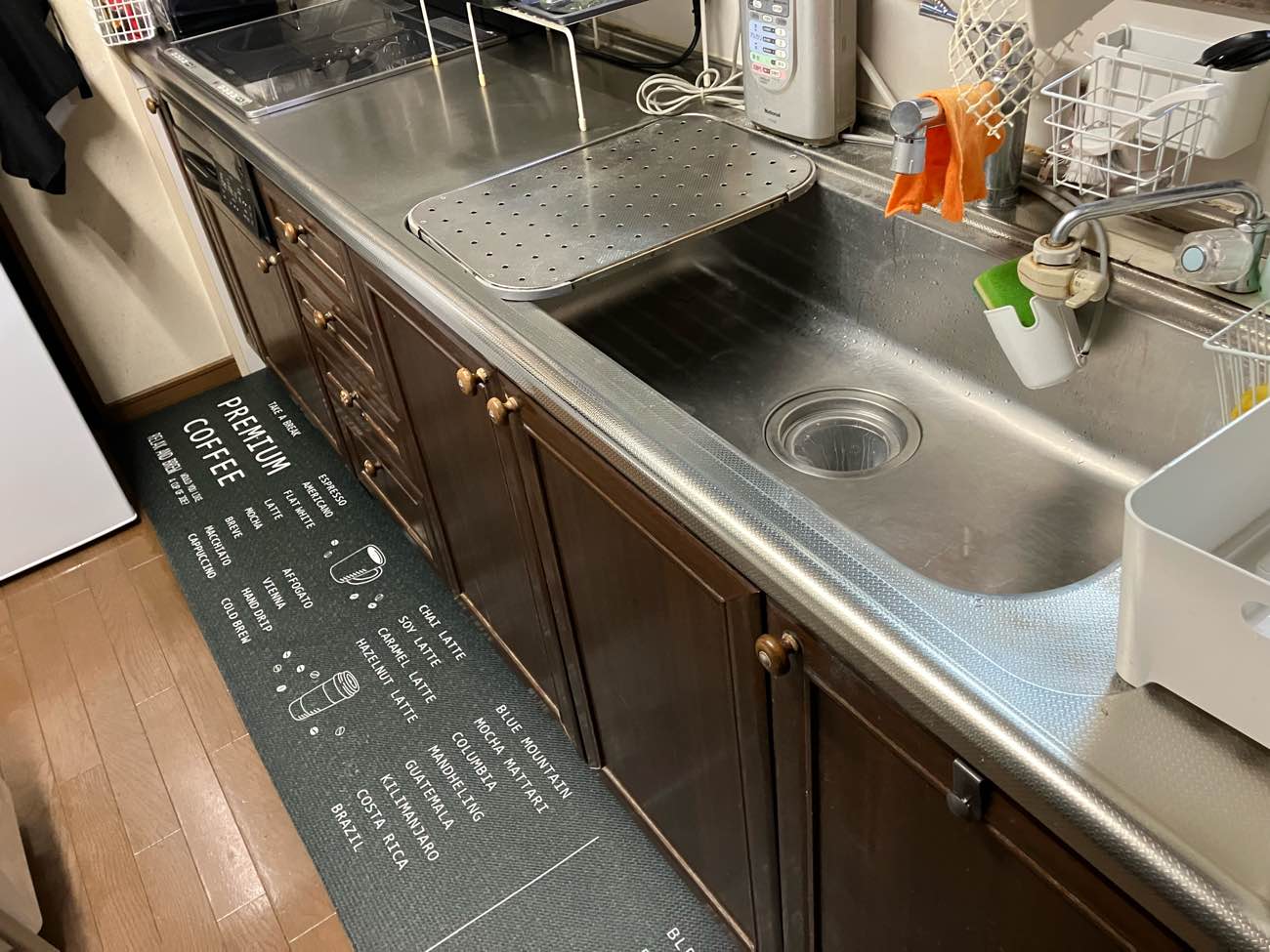 お気に入りのキッチン空間へ。造作カウンターとクロス選びにこだわったリフォーム