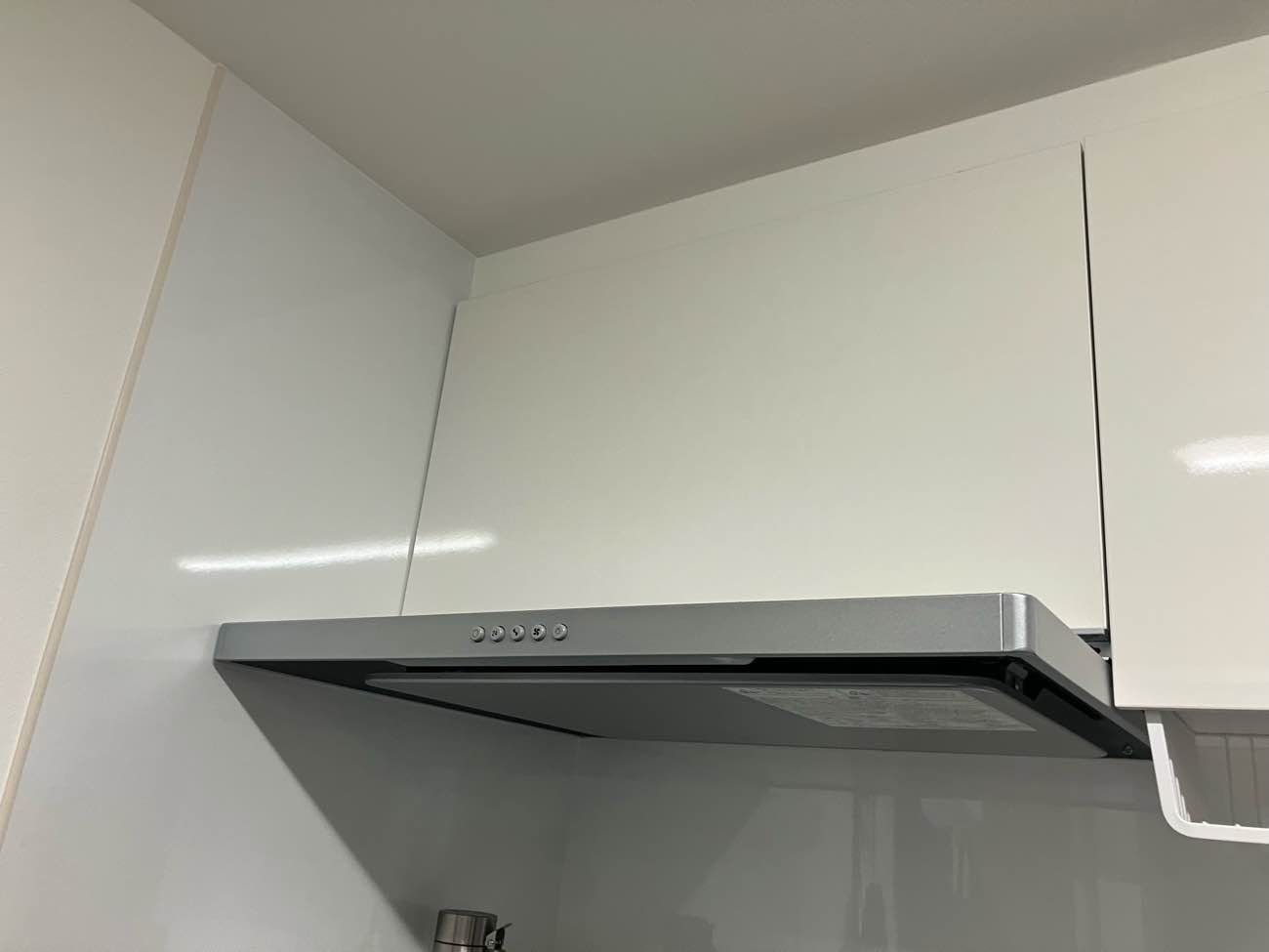 お気に入りのキッチン空間へ。造作カウンターとクロス選びにこだわったリフォーム